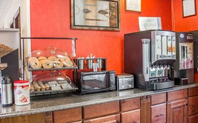 Breakfast area at Rodeway Inn Huntington Station.