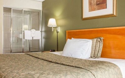 Day use room with tub at Rodeway Inn Huntington Station.