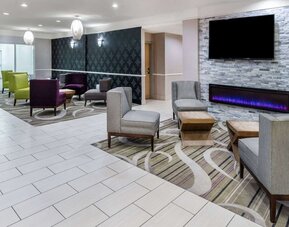 Lobby seating at La Quinta Inn & Suites By Wyndham Roswell.