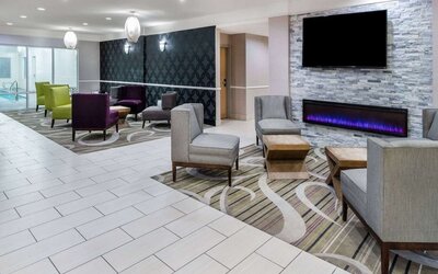 Lobby seating at La Quinta Inn & Suites By Wyndham Roswell.