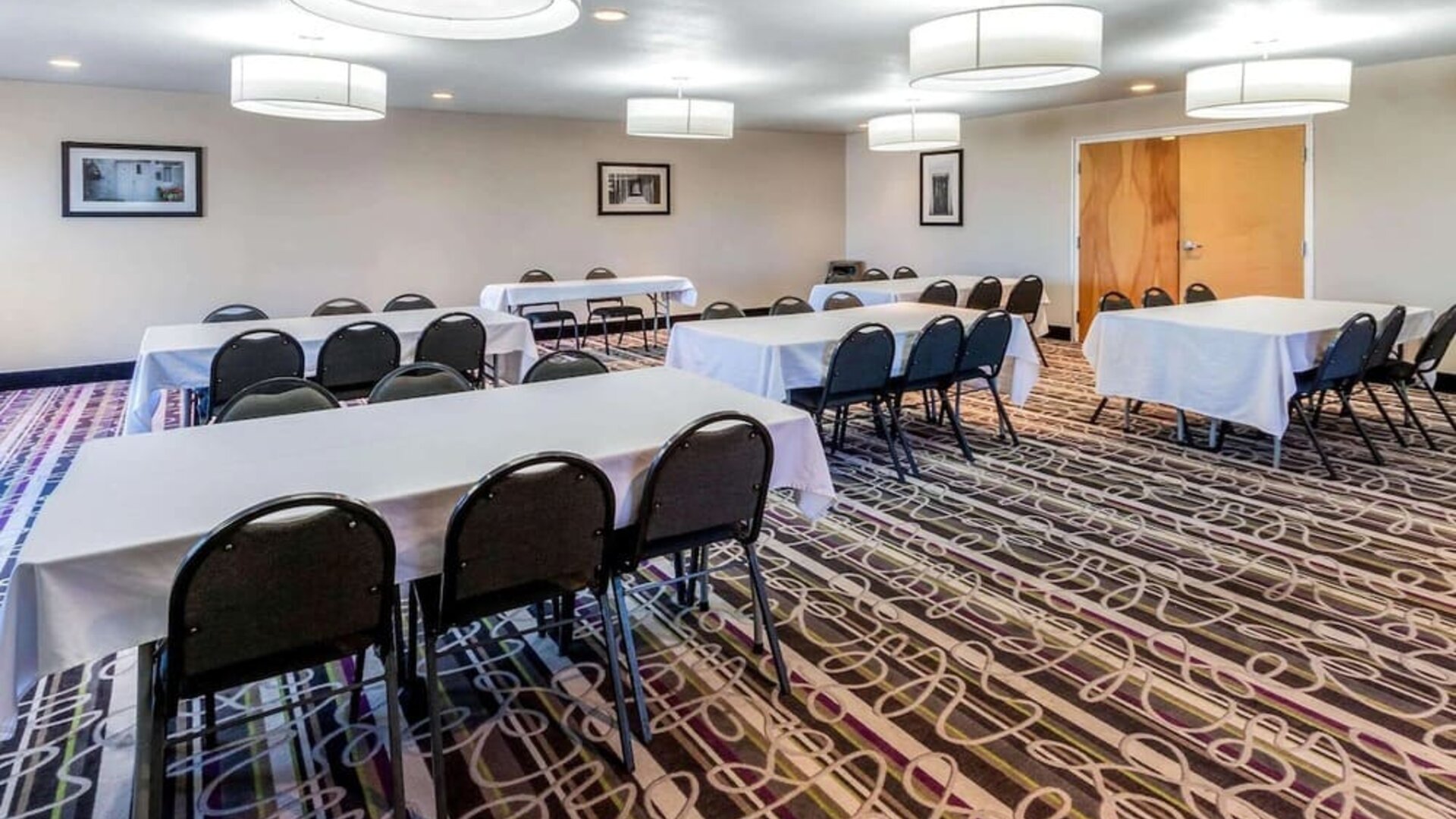 Meeting room at La Quinta Inn & Suites By Wyndham Roswell.