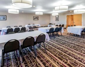 Meeting room at La Quinta Inn & Suites By Wyndham Roswell.