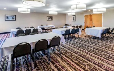 Meeting room at La Quinta Inn & Suites By Wyndham Roswell.
