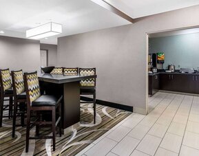 Dining room at La Quinta Inn & Suites By Wyndham Roswell.