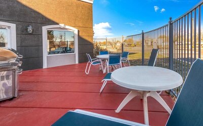 Outdoor terrace at La Quinta Inn & Suites By Wyndham Roswell.