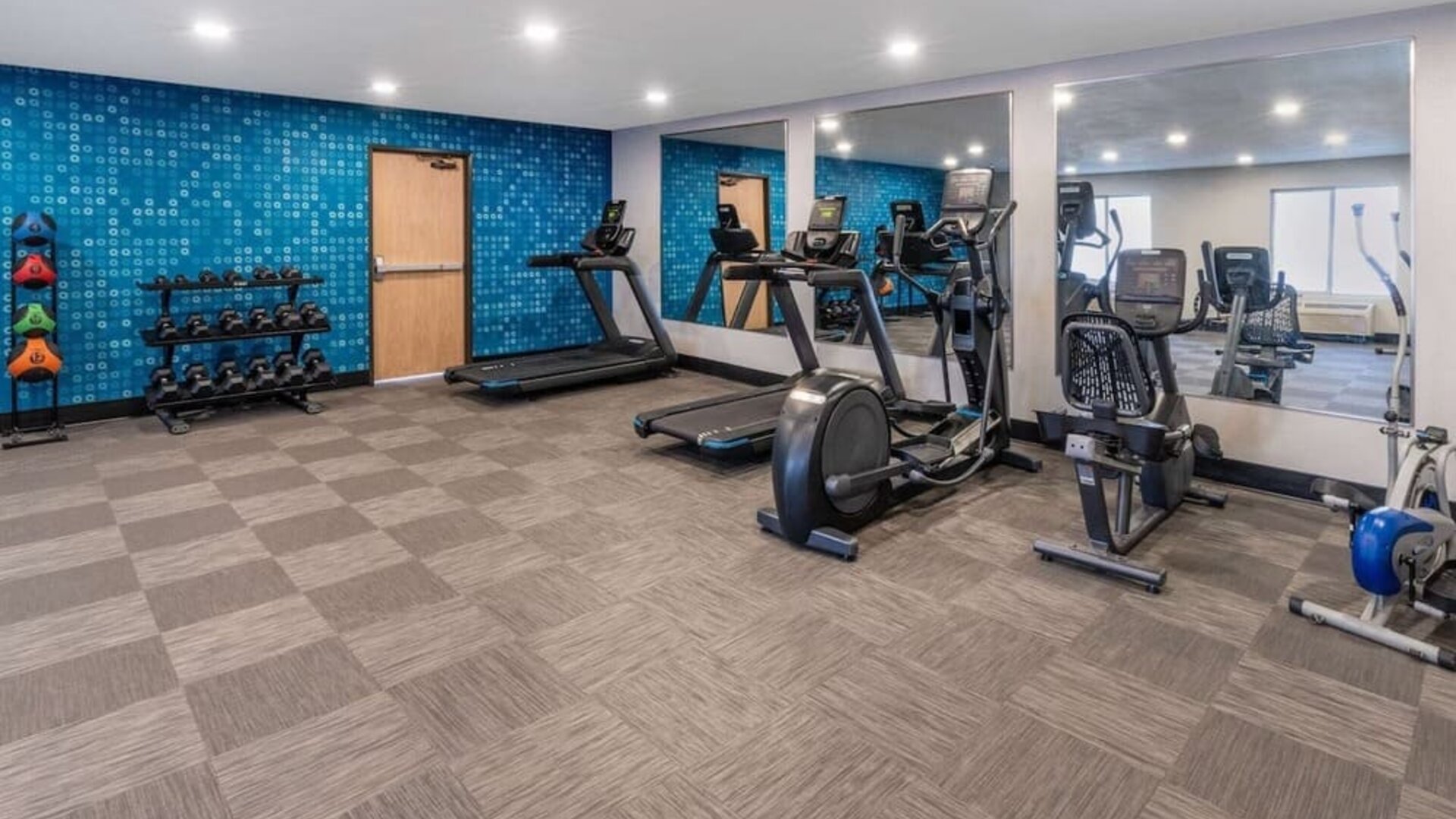 Gym at La Quinta Inn & Suites By Wyndham Roswell.