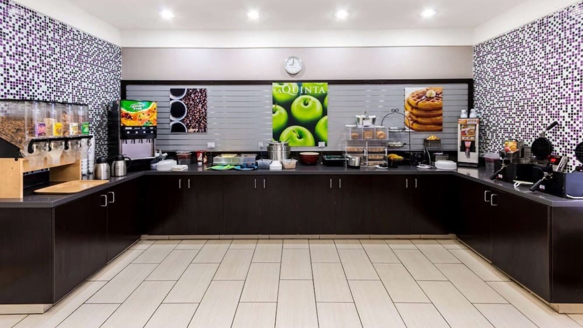 Breakfast available at La Quinta Inn & Suites By Wyndham Roswell.