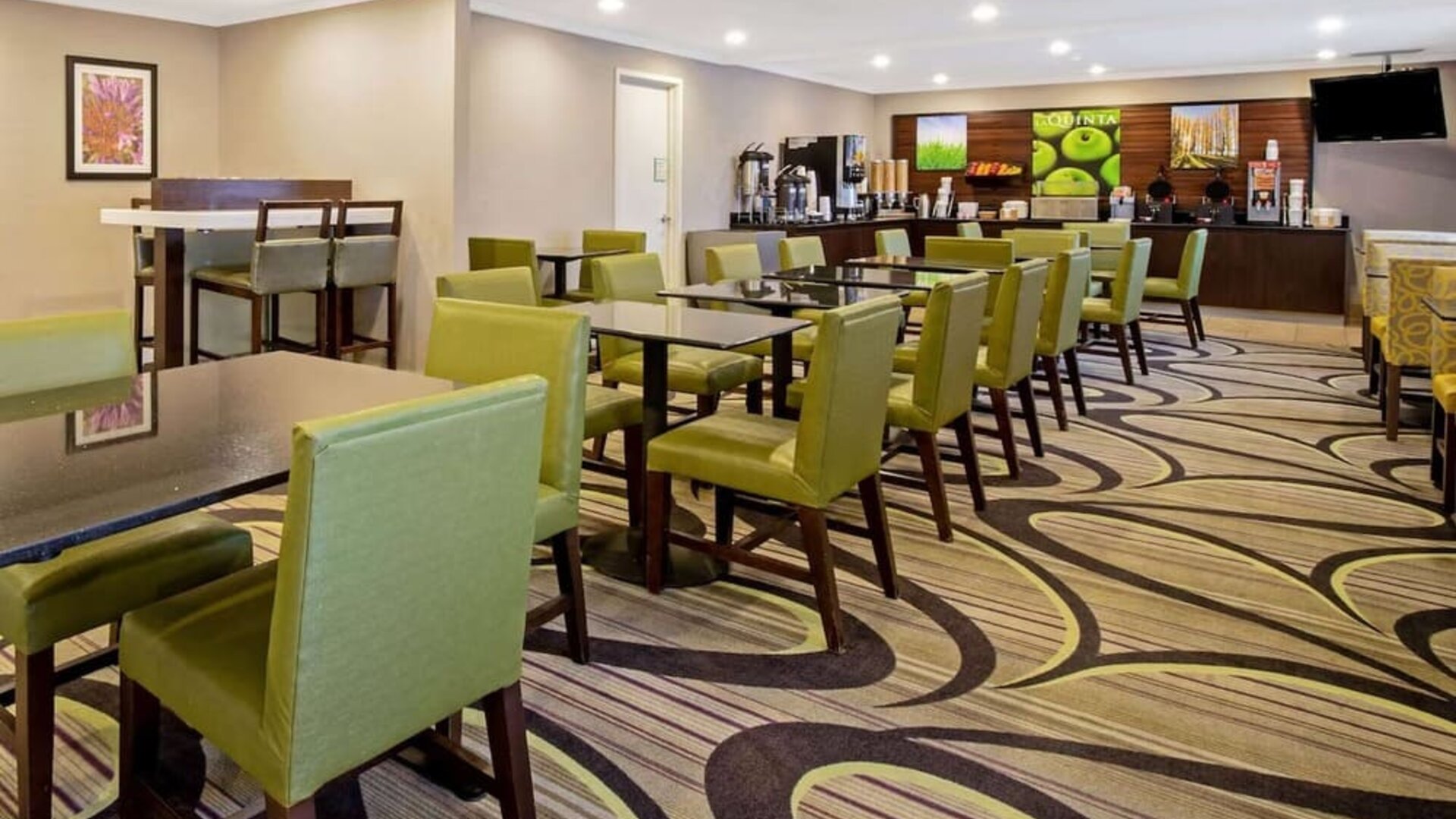 Dining area at La Quinta Inn & Suites By Wyndham Harrisburg Airport Hershey.