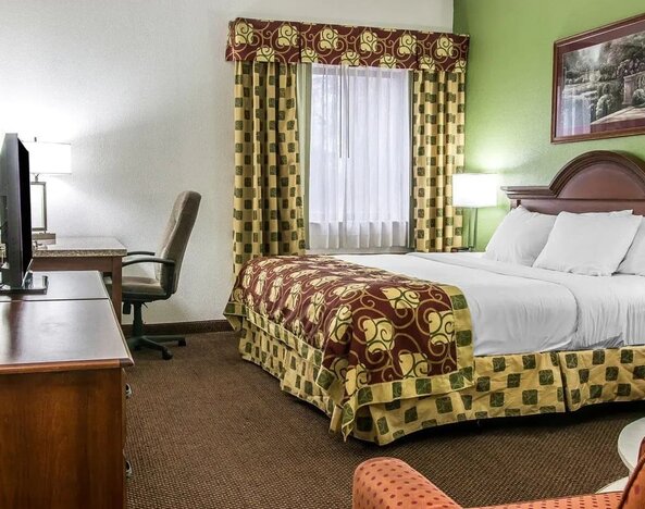 Day use room with work desk at Clarion Inn I-94 Near Expo Center.
