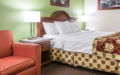 Day use room with sofa at Clarion Inn I-94 Near Expo Center.