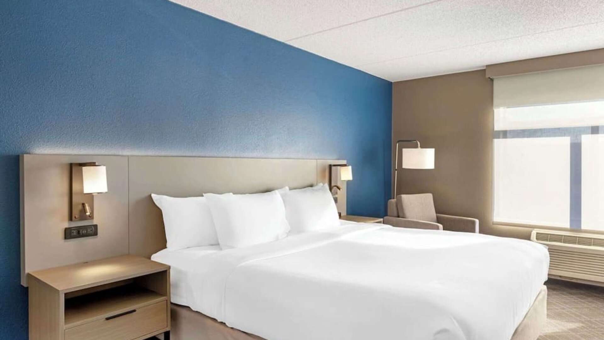 Day use room with natural light at Comfort Inn & Suites Arlington Heights - Schaumburg.
