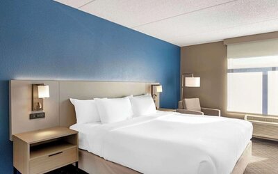 Day use room with natural light at Comfort Inn & Suites Arlington Heights - Schaumburg.
