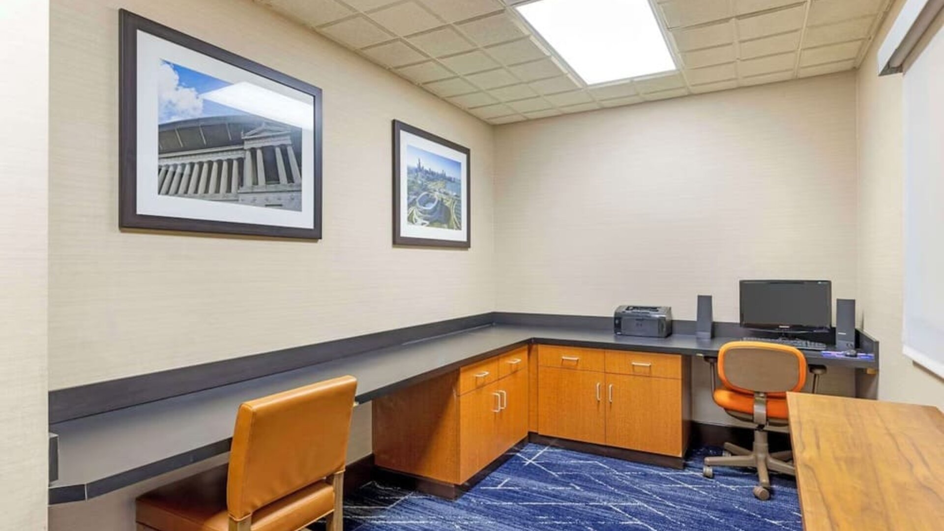 Business desk available at Comfort Inn & Suites Arlington Heights - Schaumburg.