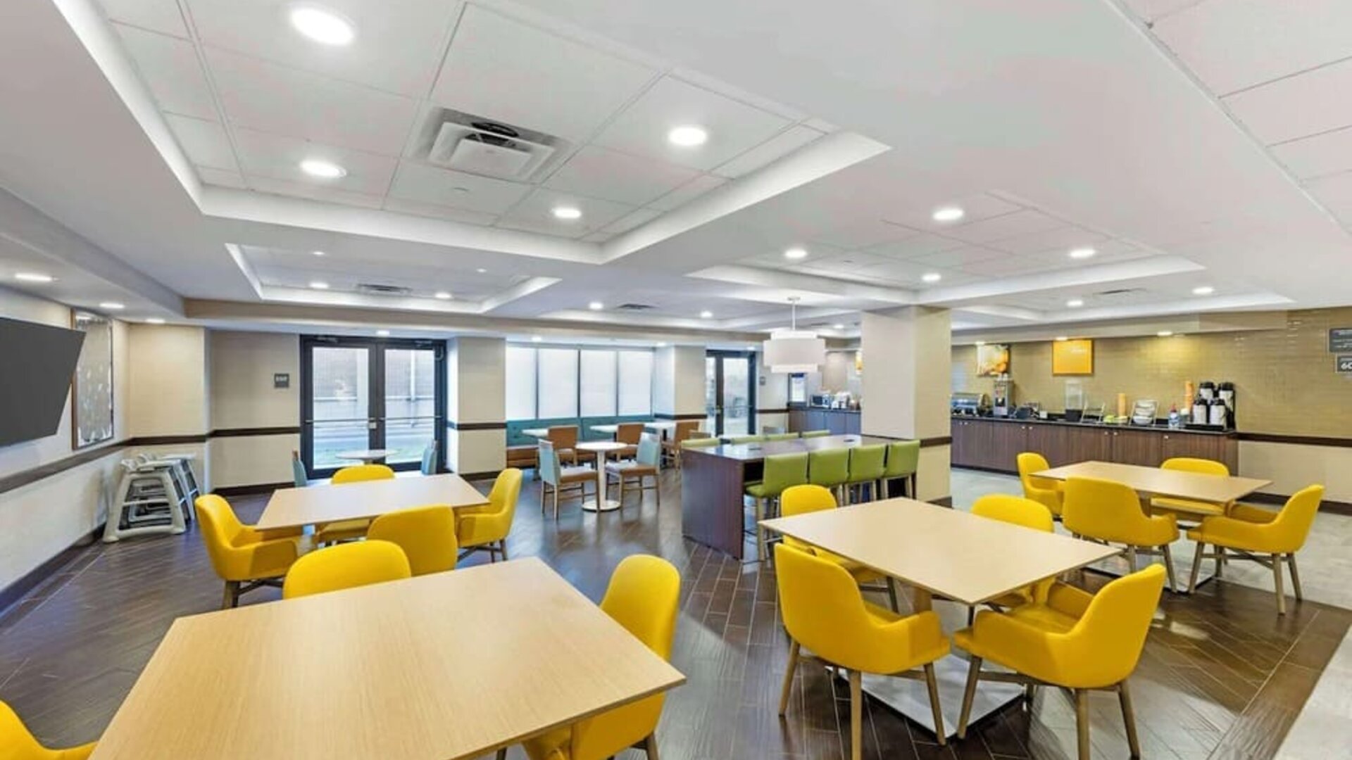 Dining area perfect for coworking at Comfort Inn & Suites Arlington Heights - Schaumburg.