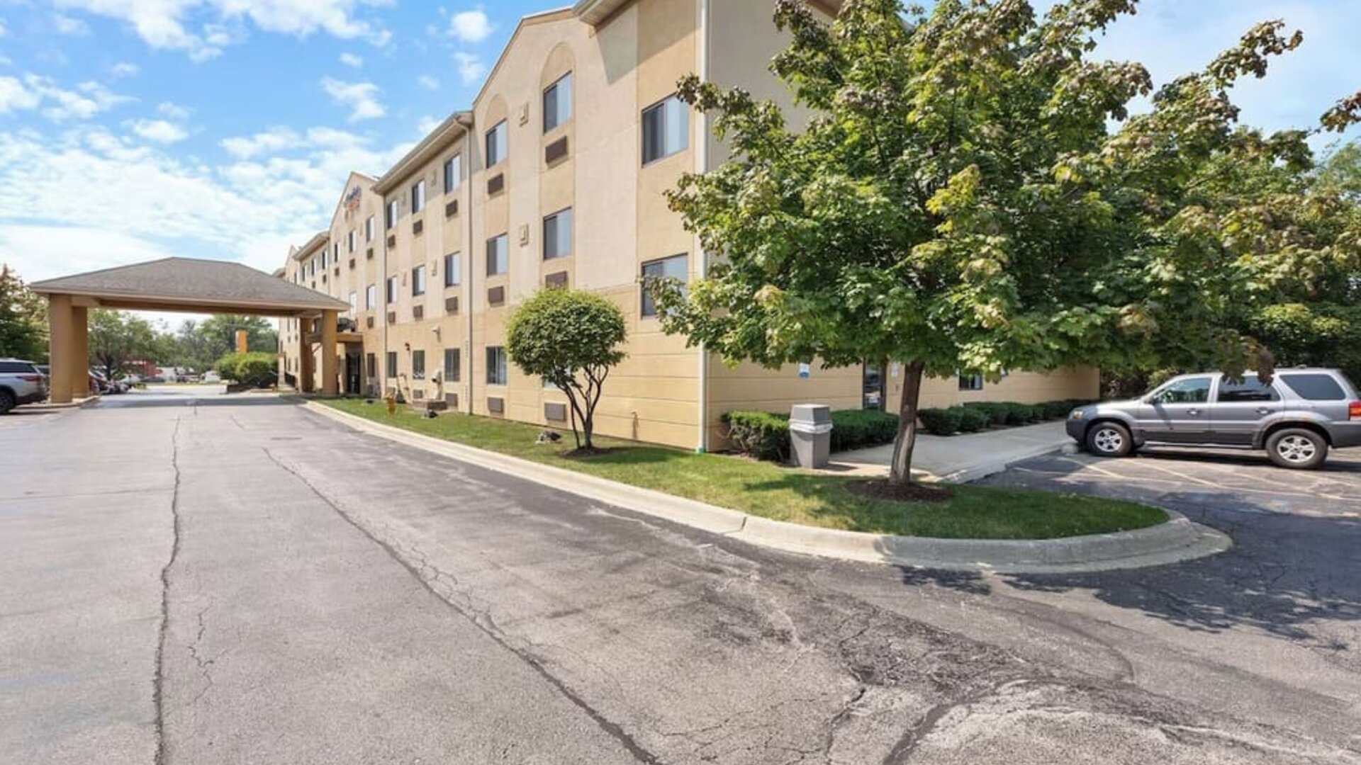 Exterior at Comfort Suites Lombard - Addison. 