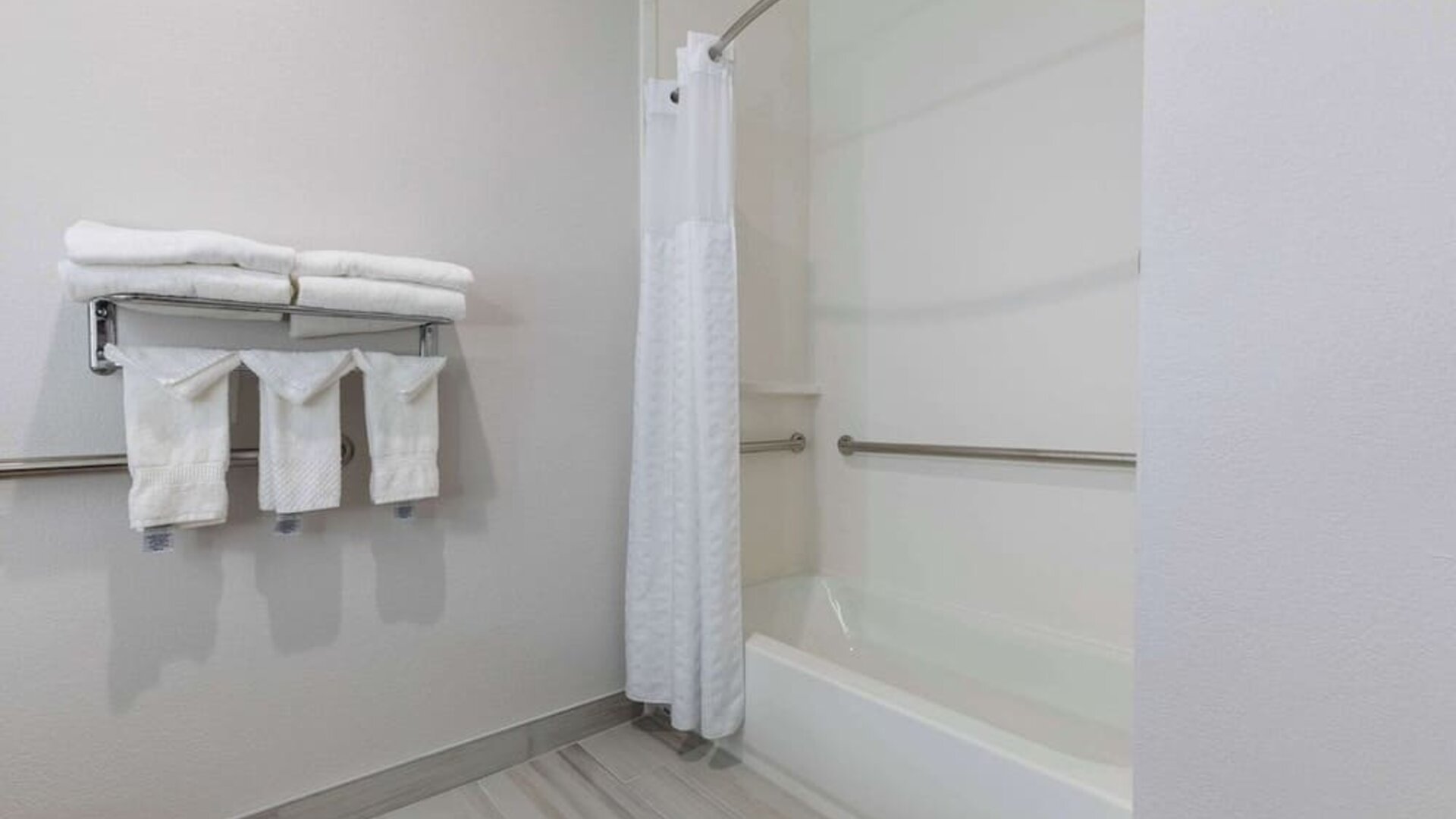 Bathroom at Comfort Suites Lombard - Addison.