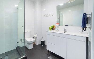 Guest bathroom at Motel 10.