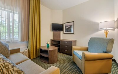 Lounge area at Candlewood Suites Fort Myers/Sanibel Island.