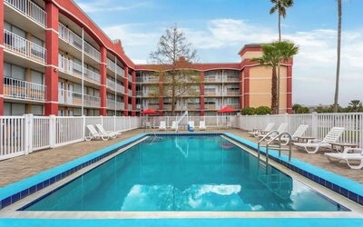 Outdoor pool at Developer Inn Downtown Orlando.