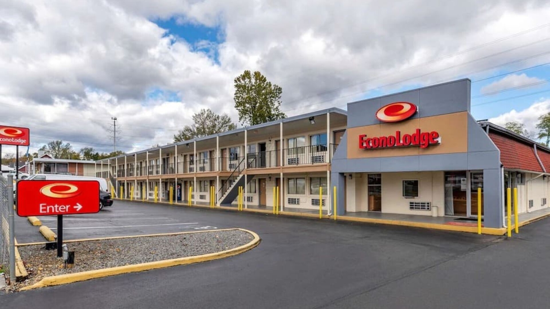 Exterior at Econo Lodge Charlottesville North - University Area.