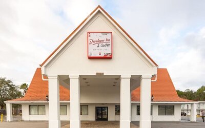 Exterior view of Baymont By Wyndham Jacksonville Airport.