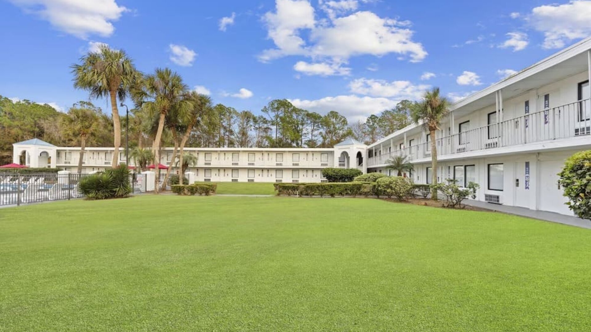 Exterior view of Baymont By Wyndham Jacksonville Airport.