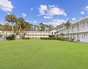 Exterior view of Baymont By Wyndham Jacksonville Airport.