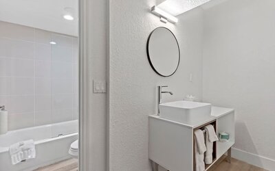 Bathroom with towels at Baymont By Wyndham Jacksonville Airport.