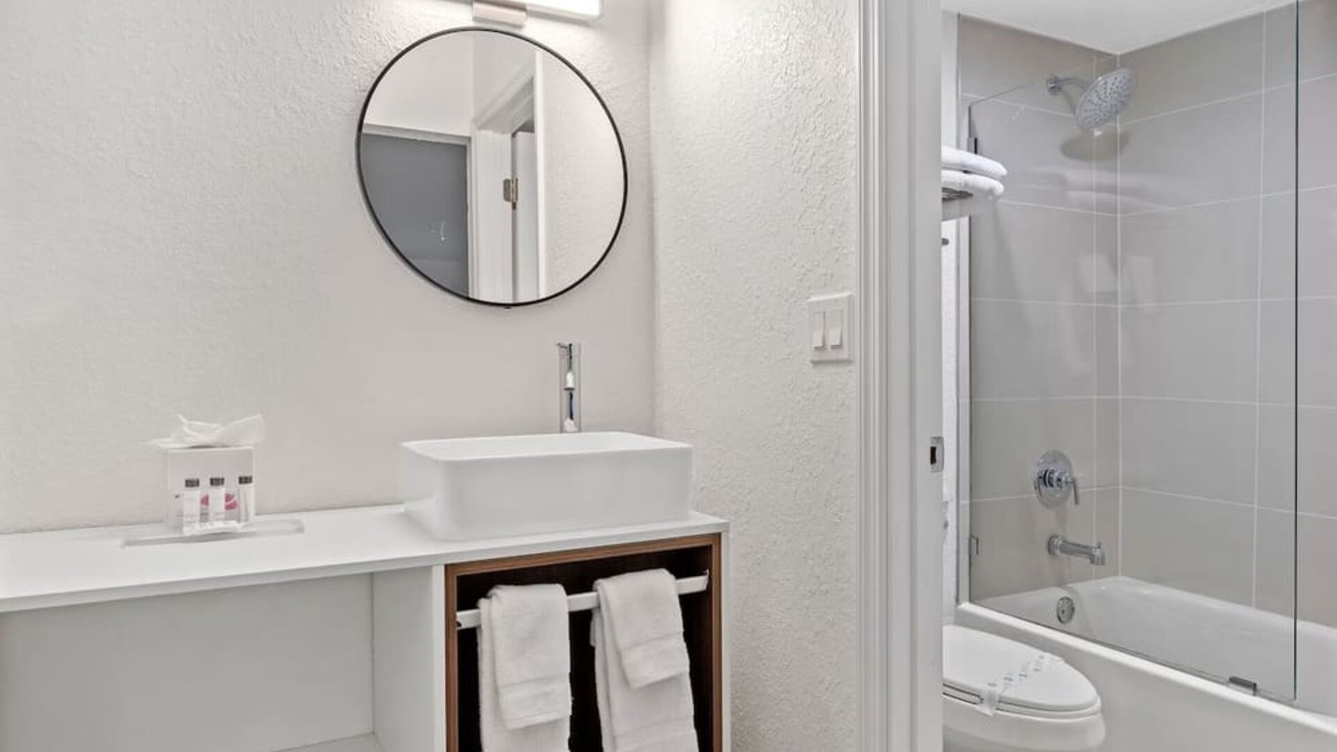 Bathroom with towels at Baymont By Wyndham Jacksonville Airport.