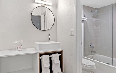 Bathroom with towels at Baymont By Wyndham Jacksonville Airport.