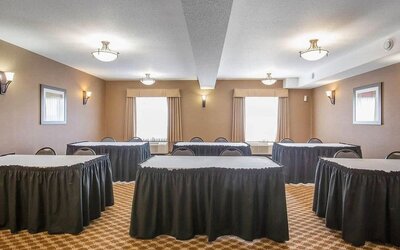 Meeting room at Comfort Inn & Suites Airdrie.