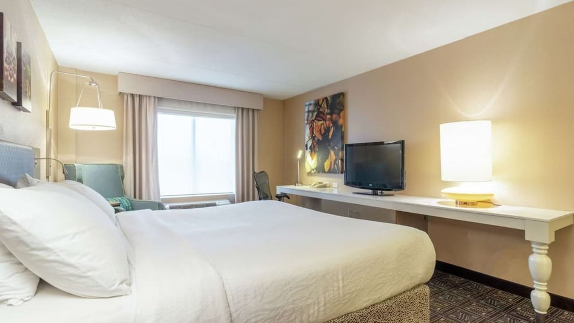 Day room at Hilton Garden Inn Niagara-on-the-Lake.