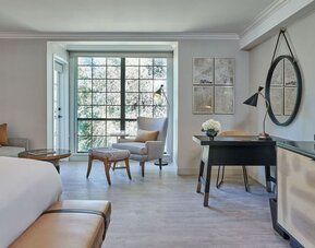 King bed with TV at The Inn At Saratoga, Tapestry Collection By Hilton.