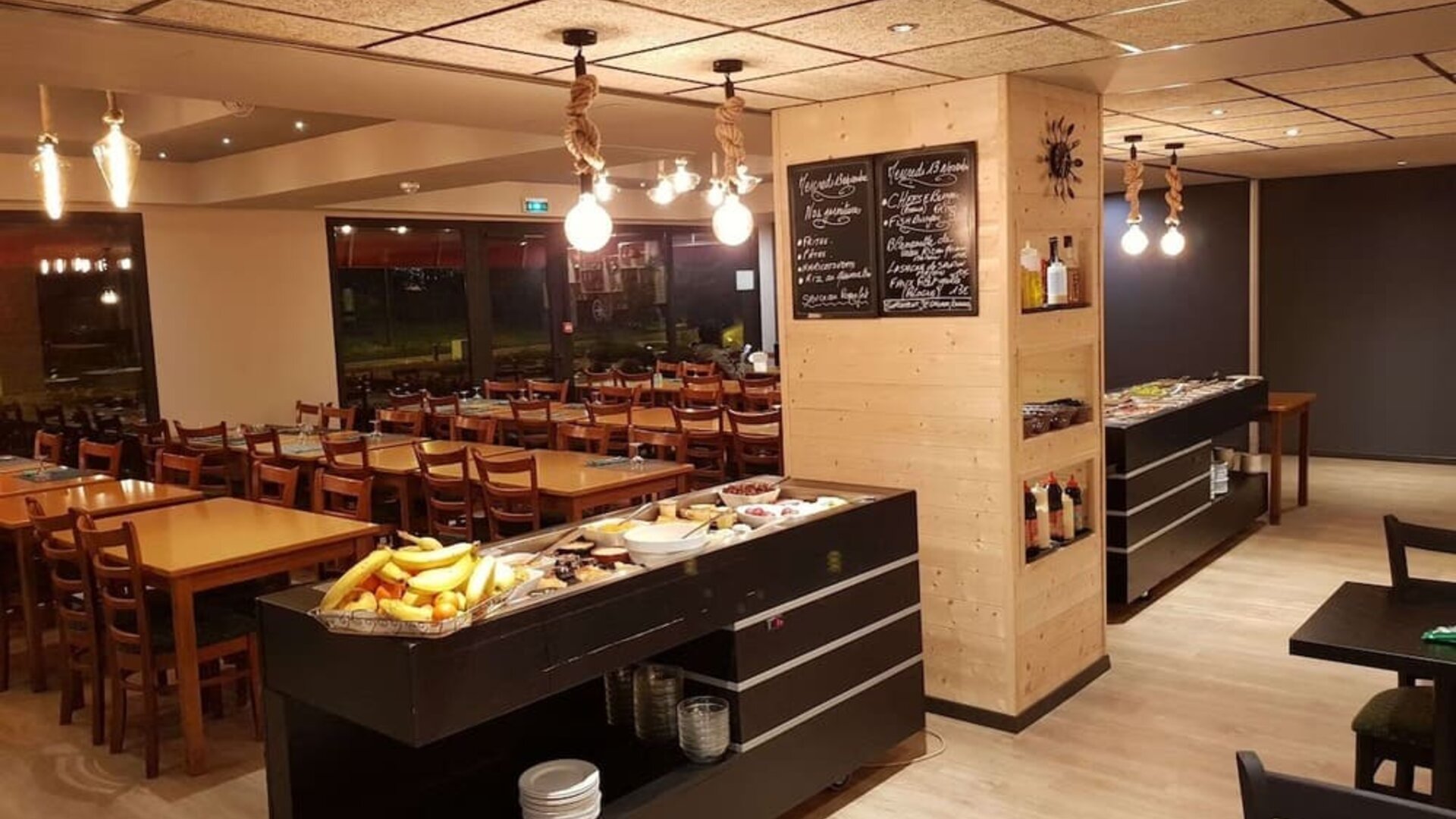 Dining area at EUROHOTEL Airport Orly Rungis.