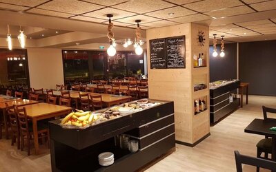 Dining area at EUROHOTEL Airport Orly Rungis.