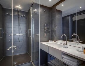 Guest bathroom at Hilton Leeds City.
