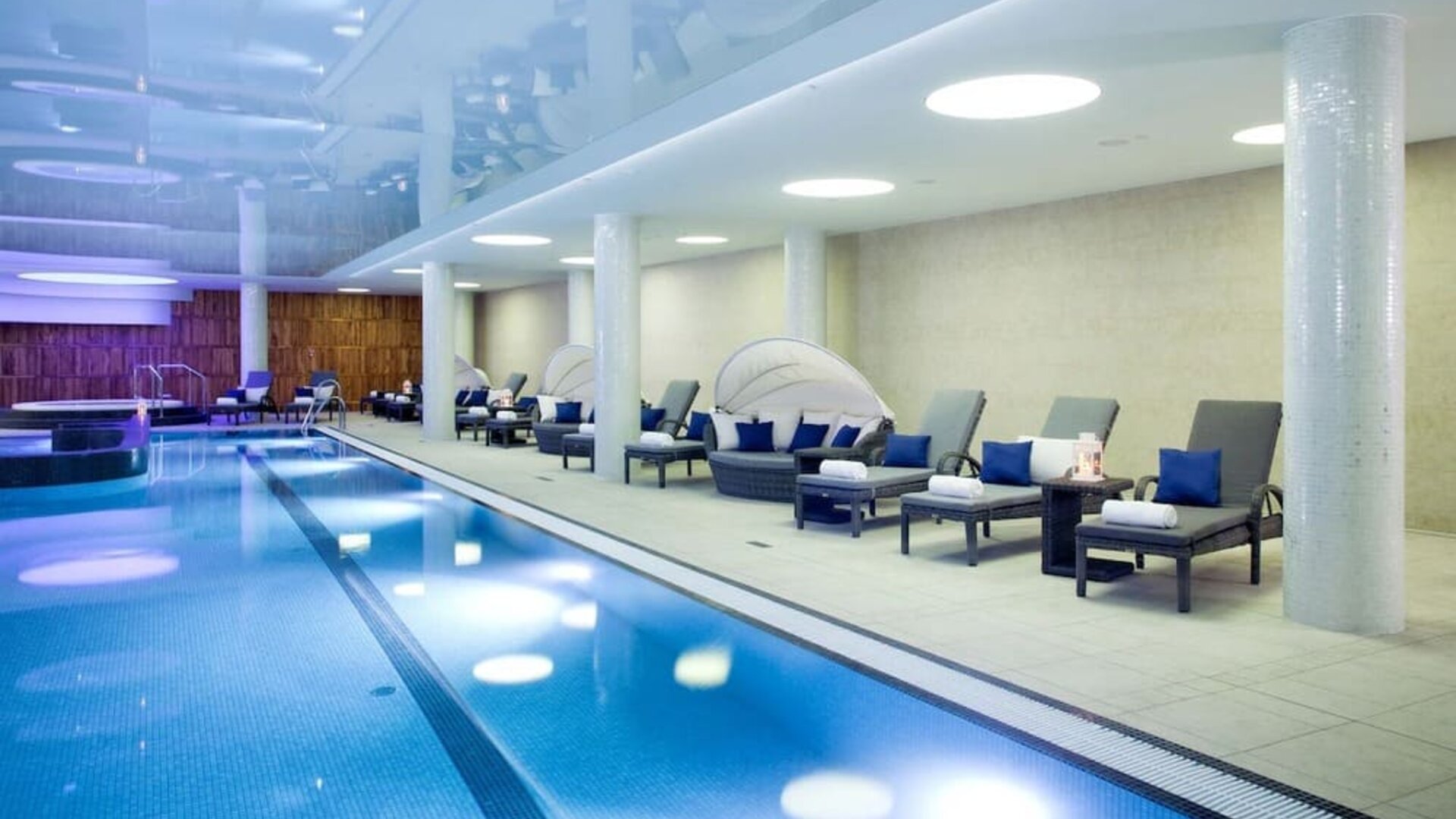 Indoor pool at DoubleTree By Hilton Krakow Hotel & Convention Center.