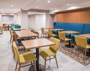 Dining room at Hampton Inn By Hilton Costa Mesa Newport Beach.