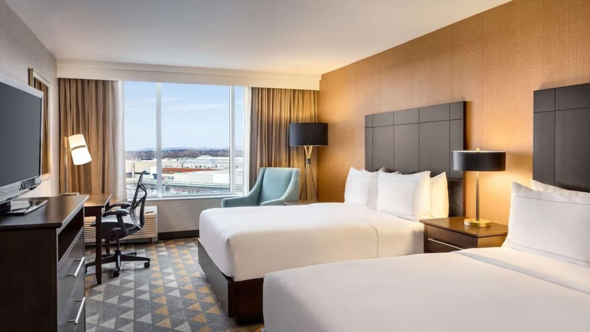 Day room at DoubleTree By Hilton Pointe Claire Montreal Airport West.