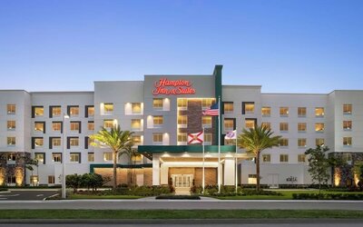 Exterior at Hampton Inn & Suites Miami Kendall.