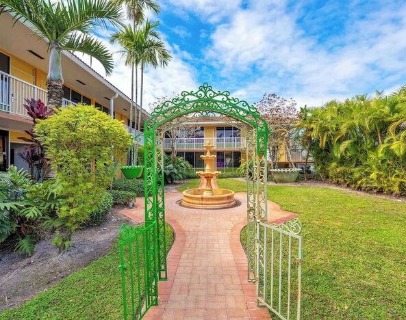 Garden at Quality Inn & Suites Hollywood Boulevard.