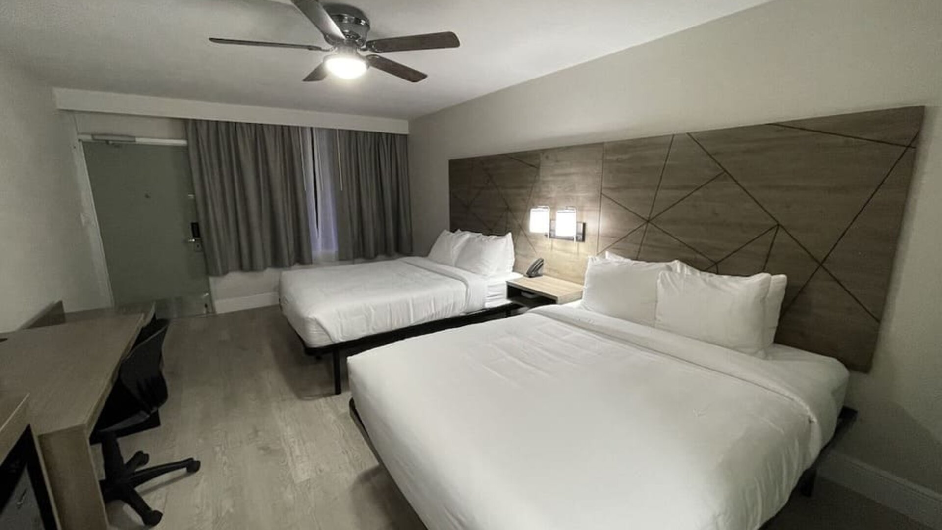 Day room at Quality Inn & Suites Hollywood Boulevard.