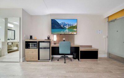 Day room at Quality Inn & Suites Hollywood Boulevard.