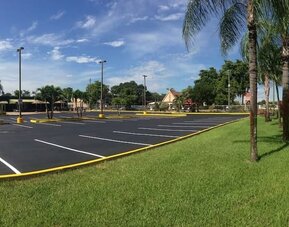 Parking area at Rodeway Inn & Suites Fort Lauderdale Airport & Cruise Port.