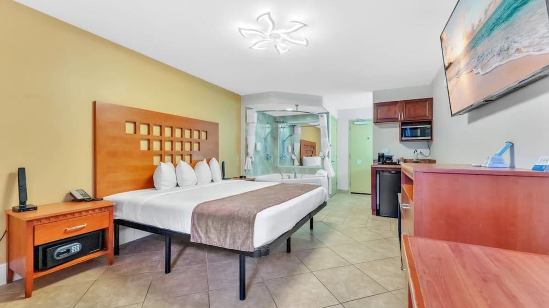 Day room at Rodeway Inn & Suites Fort Lauderdale Airport & Cruise Port.