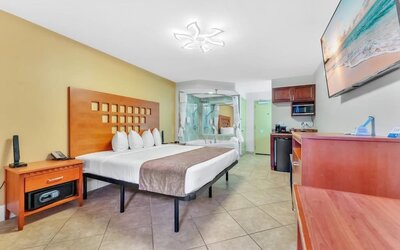Day room at Rodeway Inn & Suites Fort Lauderdale Airport & Cruise Port.