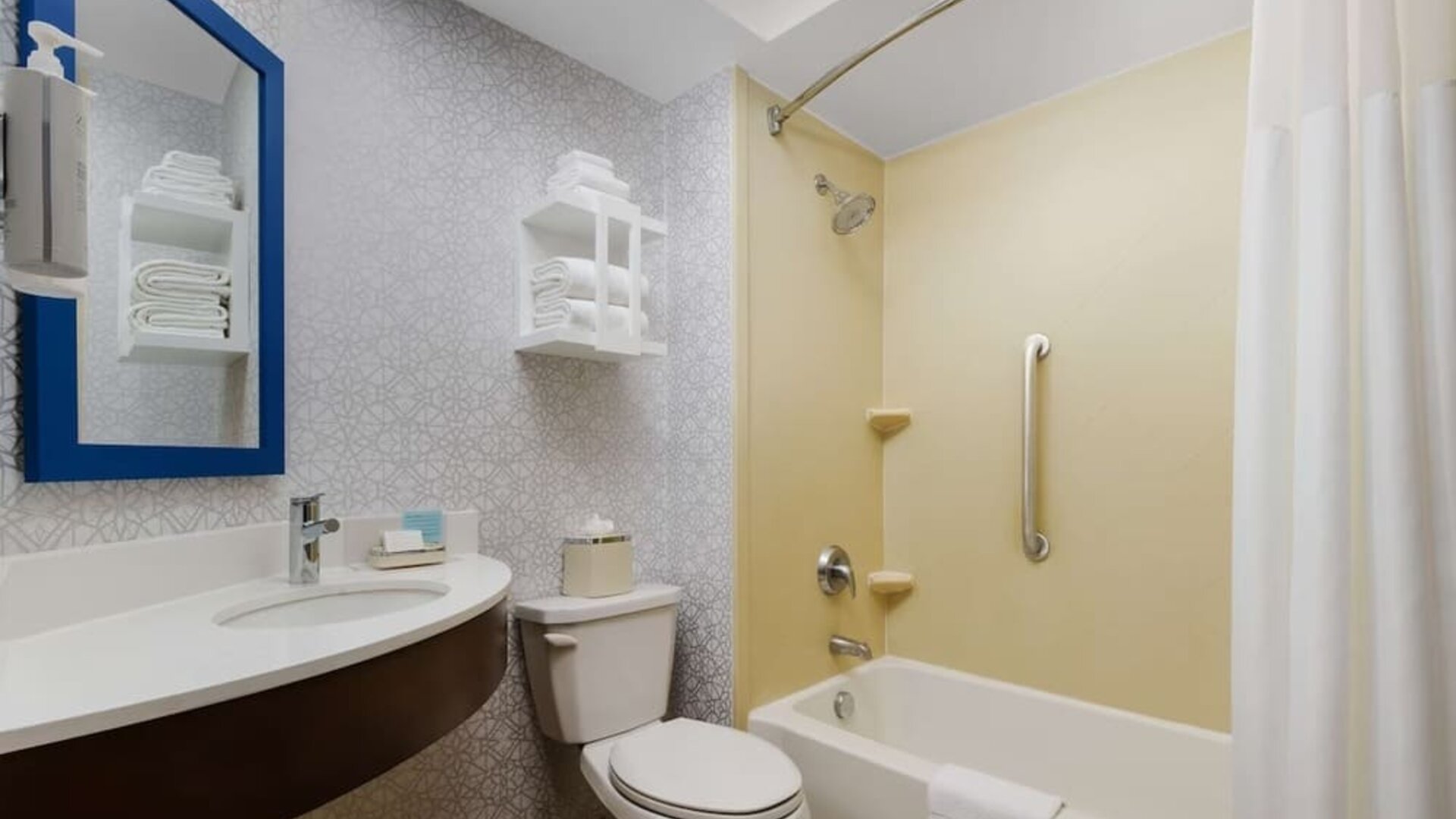 Bathroom at Hampton Inn By Hilton Fort Lauderdale-Cypress Creek.