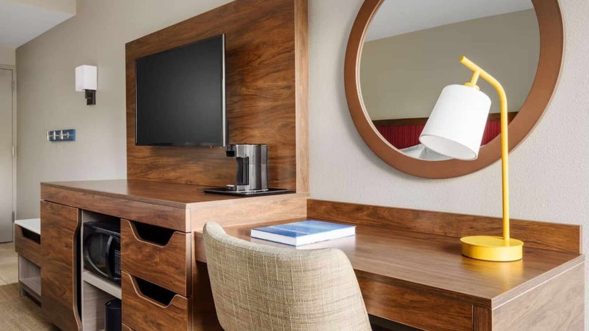 Day room at Hampton Inn By Hilton Fort Lauderdale-Cypress Creek.