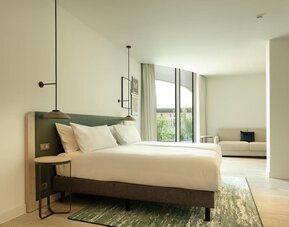 Day room at Hilton Garden Inn Brussels Airport.