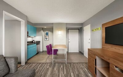 Day room at Hampton Inn & Suites Ft. Lauderdale Airport/South Cruise Port.